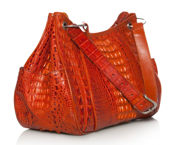 Tas tangan berbahan kulit eksotis seperti buaya atau ular